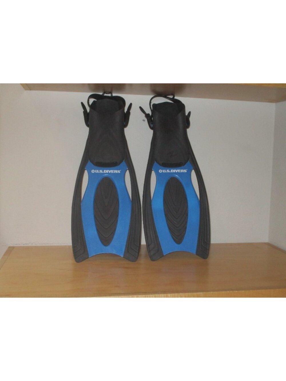 U.S. Divers Black and Blue Rubber Fins Size Large 10-13 Good Condition Scratches